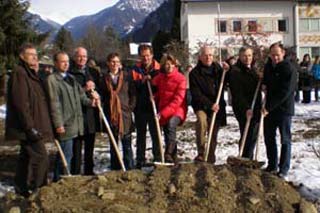 Beim Spatenstich - LR G. Schaunig, P. Schachner-Martl, BM H. Seebacher, W. Lang u.a. Beim Spatenstich - LR G. Schaunig, P. Schachner-Martl, BM H. Seebacher, W. Lang u.a.